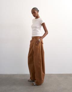 Model wearing Horseshoe mid rise barrel jean in toffee