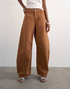 Model wearing Horseshoe mid rise barrel jean in toffee