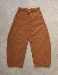 Model wearing Horseshoe mid rise barrel jean in toffee