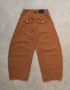 Model wearing Horseshoe mid rise barrel jean in toffee