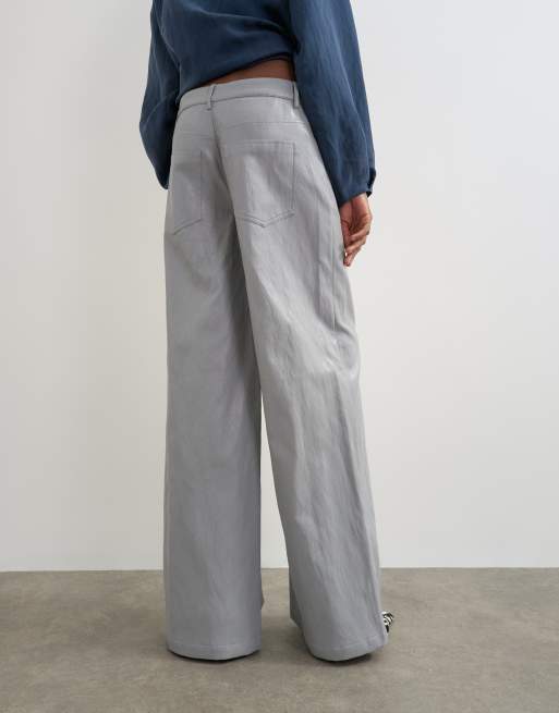 Topshop Hose aus Kunstleder mit mittelhohem Bund und weitem Bein in Hellgrau, 4 von 5