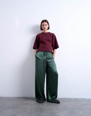 Topshop - Hose aus Satin in Grün mit Knitteroptik und weitem Bein