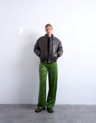 Topshop - Hose aus Satin in Grün mit niedriger Bundhöhe