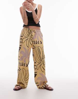 Topshop - Hose in Buttermilchgelb mit geradem Schnitt und schwarz-weißem abstraktem Muster-Bunt