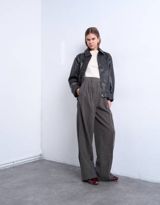 Topshop - Hose in Grau mit Fischgrätmuster, hohem Bund und zwei Bundfalten