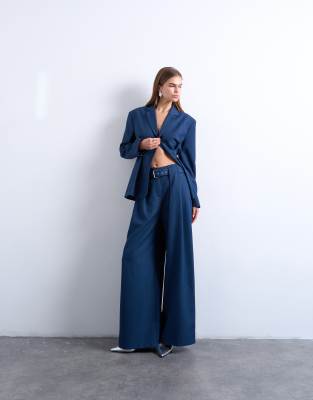 Topshop - Hose in Marineblau mit Gürtel, doppelten Bundfalten und hohem Bund, Kombiteil