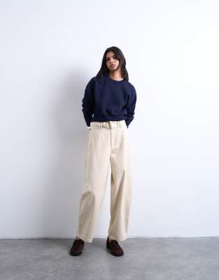 Topshop - Hose in neutralem Farbton mit hohem Bund und Gürtel