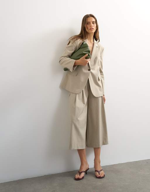 Topshop – Set aus Blazer und Cropped-Fit-Bundfaltenhose in Beige mit Gürtel und weitem Bein, 3 von 3