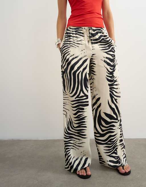 Topshop Hose mit Satin-Feeling und geradem Bein im Zebra-Print, 2 von 5