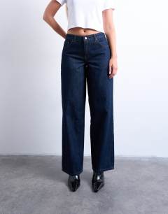 Model wearing Hourglass Cinch low rise relaxed jean in raw look indigo 