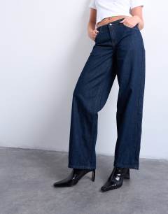 Model wearing Hourglass Cinch low rise relaxed jean in raw look indigo 