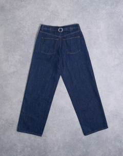 Model wearing Hourglass Cinch low rise relaxed jean in raw look indigo 