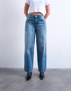 Model wearing Hourglass Cinch low rise relaxed jean in vintage blue