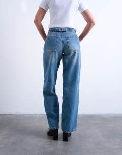 Model wearing Hourglass Cinch low rise relaxed jean in vintage blue