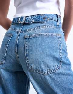 Model wearing Hourglass Cinch low rise relaxed jean in vintage blue