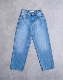 Model wearing Hourglass Cinch low rise relaxed jean in vintage blue