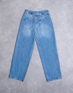 Model wearing Hourglass Cinch low rise relaxed jean in vintage blue