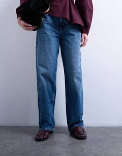 Model wearing Cinch low rise relaxed jean in vintage blue