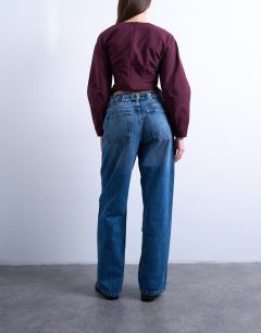Model wearing Cinch low rise relaxed jean in vintage blue