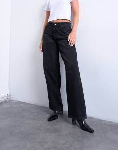 Model wearing Hourglass Cinch relaxed jean in washed black