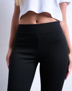 Model wearing Full length heavy weight legging in black