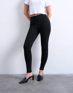 Model wearing Full length heavy weight legging in black