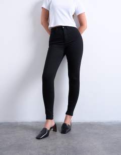Model wearing Hourglass Jamie high rise skinny jean in black