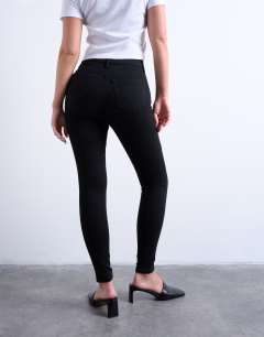 Model wearing Hourglass Jamie high rise skinny jean in black