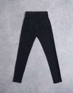 Model wearing Hourglass Jamie high rise skinny jean in black