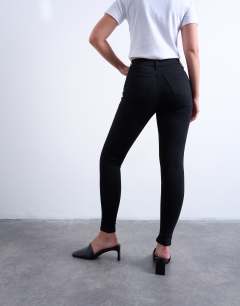 Model wearing Jamie high rise skinny jean in black