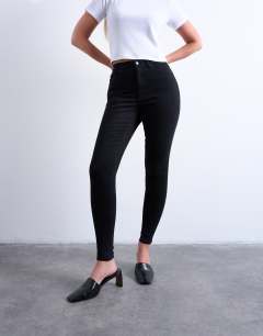 Model wearing Jamie high rise skinny jean in black