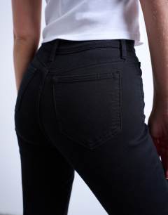 Model wearing Jamie high rise skinny jean in black