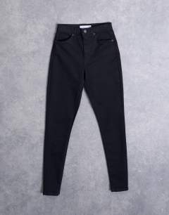 Model wearing Jamie high rise skinny jean in black