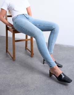 Model wearing Hourglass Jamie high rise skinny jean in bleach