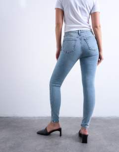 Model wearing Hourglass Jamie high rise skinny jean in bleach