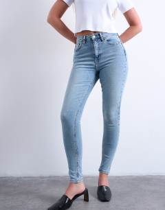 Model wearing Hourglass Jamie high rise skinny jean in bleach