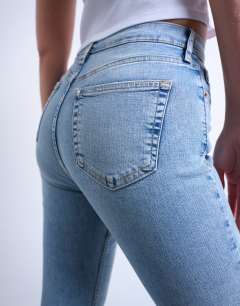 Model wearing Hourglass Jamie high rise skinny jean in bleach