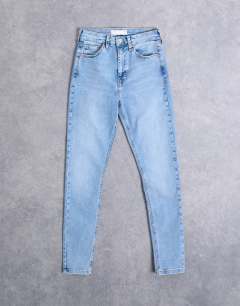 Model wearing Hourglass Jamie high rise skinny jean in bleach