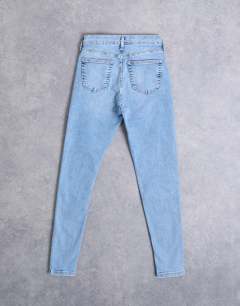 Model wearing Hourglass Jamie high rise skinny jean in bleach