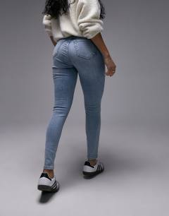 Model wearing Hourglass Jamie high rise skinny jean in bleach