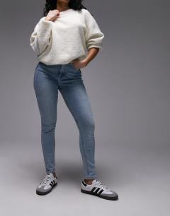 Model wearing Hourglass Jamie high rise skinny jean in bleach