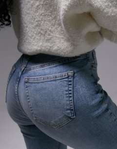 Model wearing Hourglass Jamie high rise skinny jean in bleach