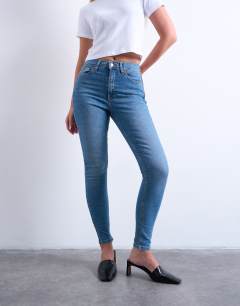 Model wearing Hourglass Jamie high rise skinny jean in vintage blue