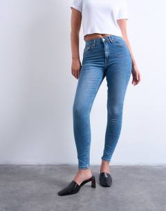 Model wearing Hourglass Jamie high rise skinny jean in vintage blue