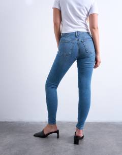 Model wearing Hourglass Jamie high rise skinny jean in vintage blue