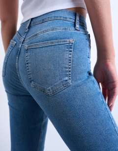 Model wearing Hourglass Jamie high rise skinny jean in vintage blue