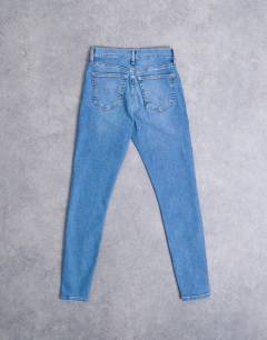 Model wearing Hourglass Jamie high rise skinny jean in vintage blue