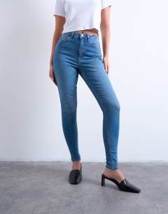 Model wearing Hourglass Jamie high rise skinny jean in vintage blue