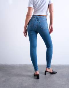 Model wearing Hourglass Jamie high rise skinny jean in vintage blue