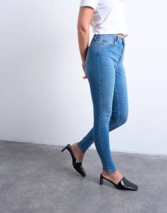 Model wearing Hourglass Jamie high rise skinny jean in vintage blue